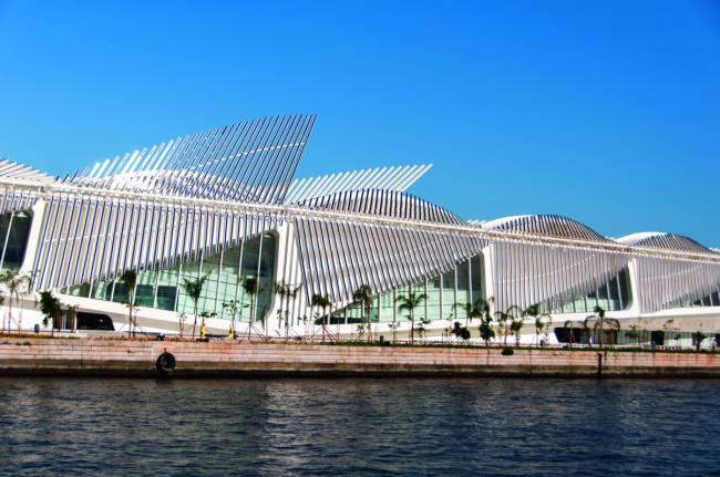A imagem mostra a fachada do Museu do Amanhã