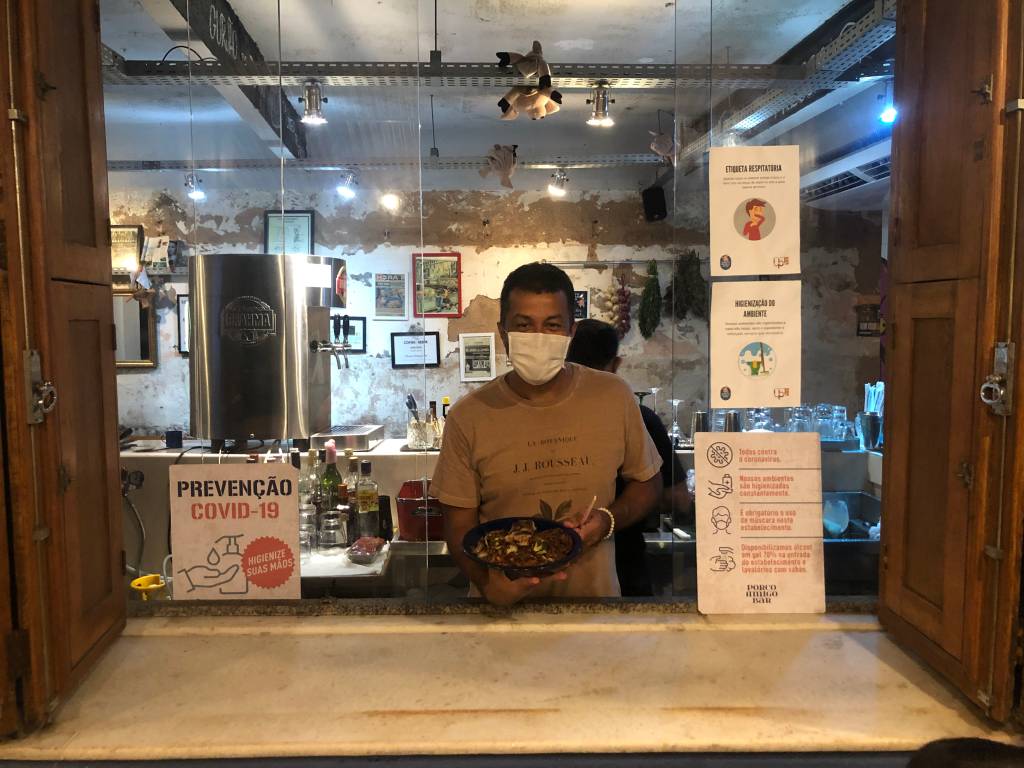 Porco Amigo abraça o mundo com pratos dos cinco continentes