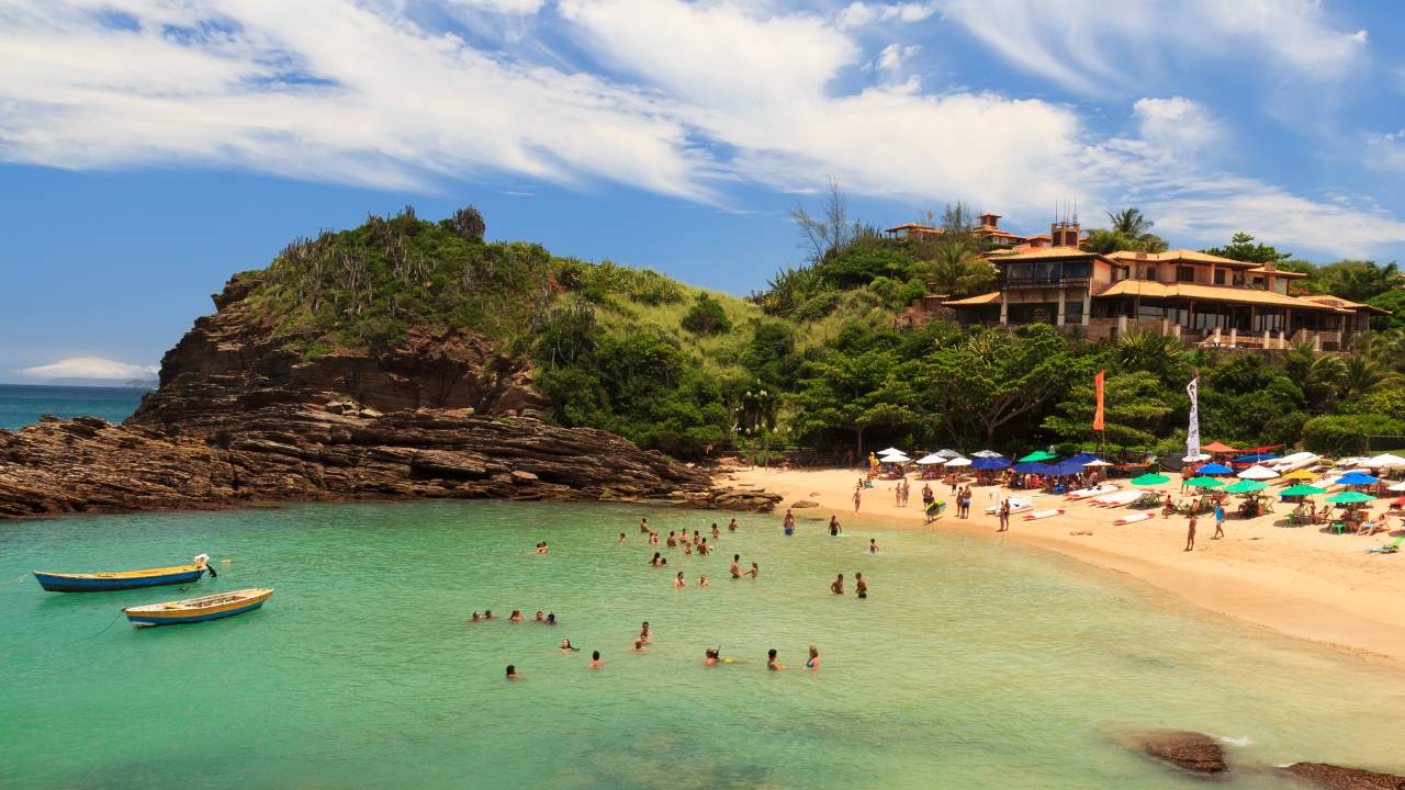 A imagem mostra uma praia da cidade de Armação dos Búzios