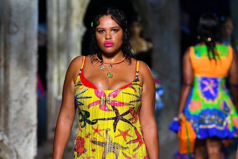 Modelos curvilíneas e a moda inclusiva