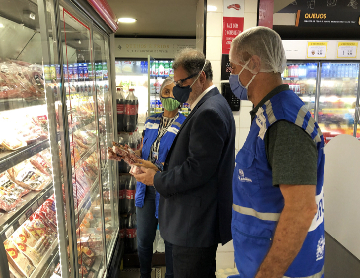 Procon descarta 120 kg de alimentos no supermercado Zona Sul