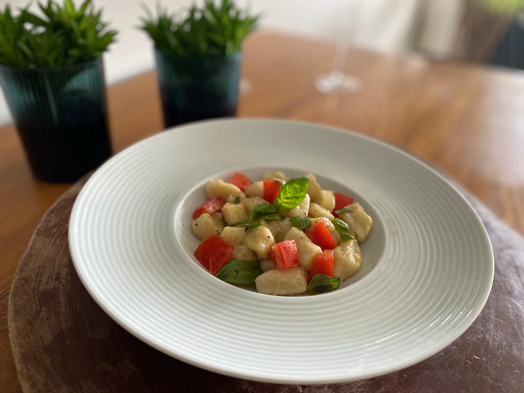 Italioca abre misto de loja e restaurante de massas e sushi em Copacabana