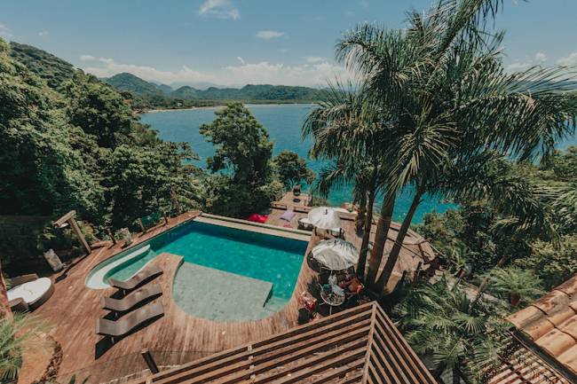 melhores casa do Airbnb RJ: vista da casa com piscina, em Paraty