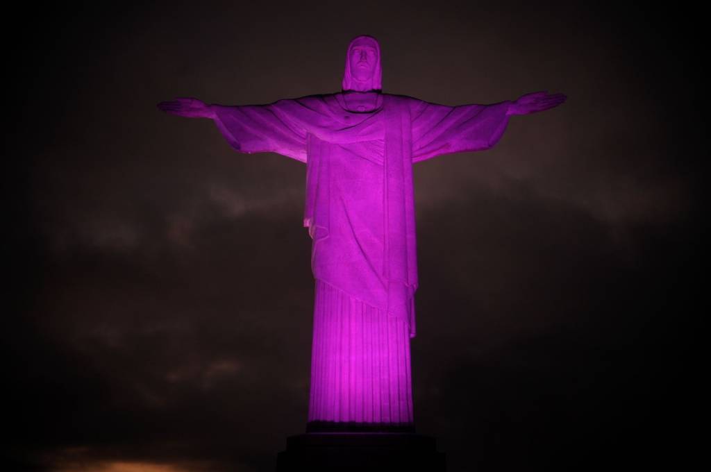 Cristo entra na campanha de prevenção ao câncer de mama