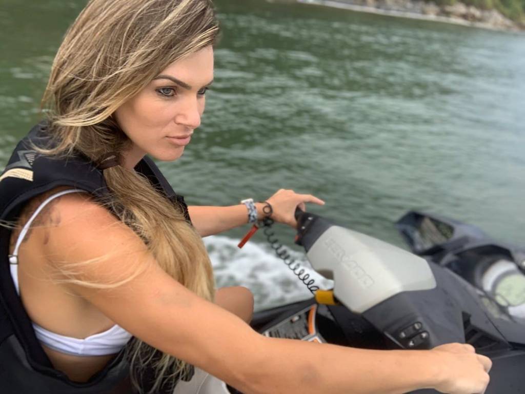 Barraco no Leblon: moça do biquíni e motorista promovem festa em barco