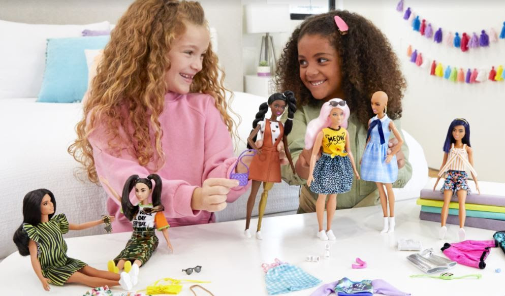 Estudo mostra que brincar de boneca desenvolve empatia nas crianças