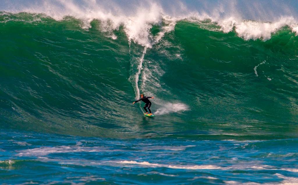Que foto! Carioca disputa torneio de ondas grandes em miniprancha