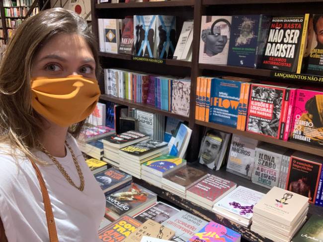 Victoria Perez na Livraria da Travessa após a reabertura. Acervo Pessoal.