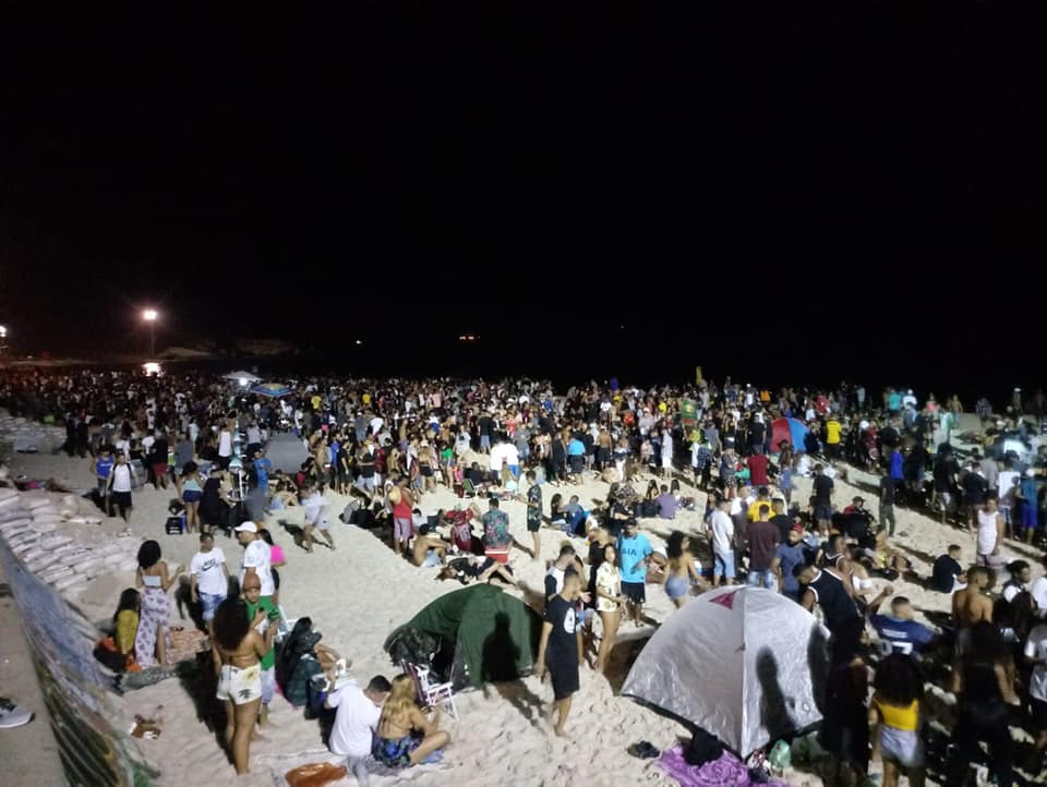 ‘Imagem chocante’, diz epidemiologista, sobre duas mil pessoas em luau