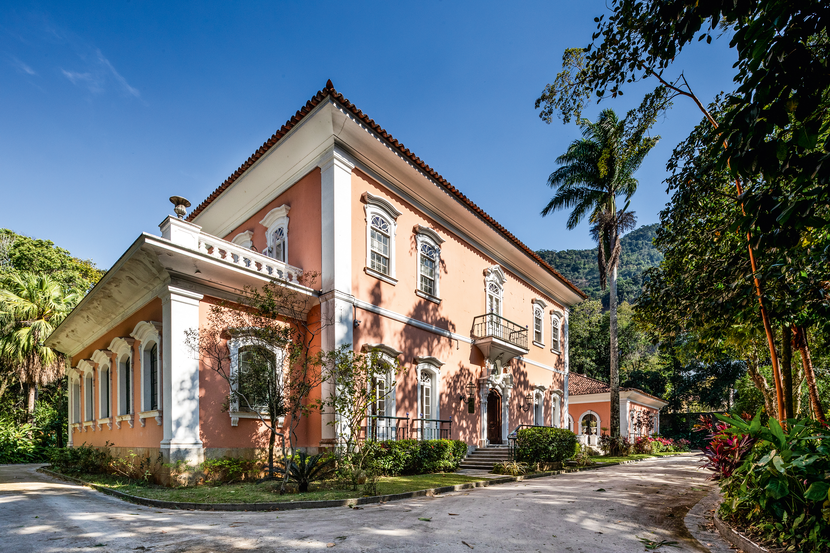A imagem mostra o palacete da fam&iacute;lia Brando Barbosa. na Rua Lopes Quintas, no Jardim Bot&acirc;nico