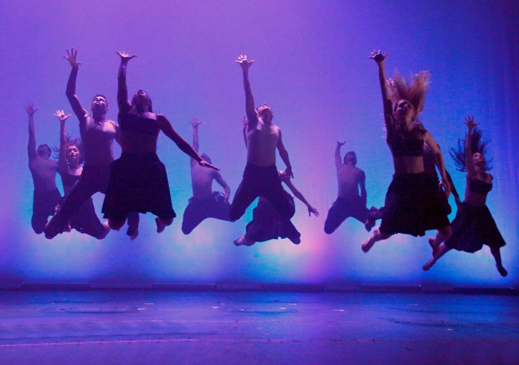 Dalal Achcar dirige balé em área ao ar livre do Teatro Prudential