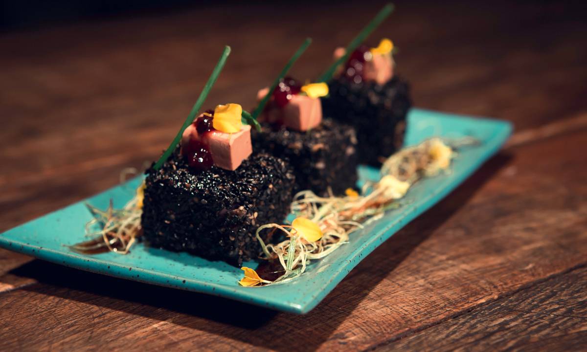 A imagem exibe uma entrada de atum com foie gras