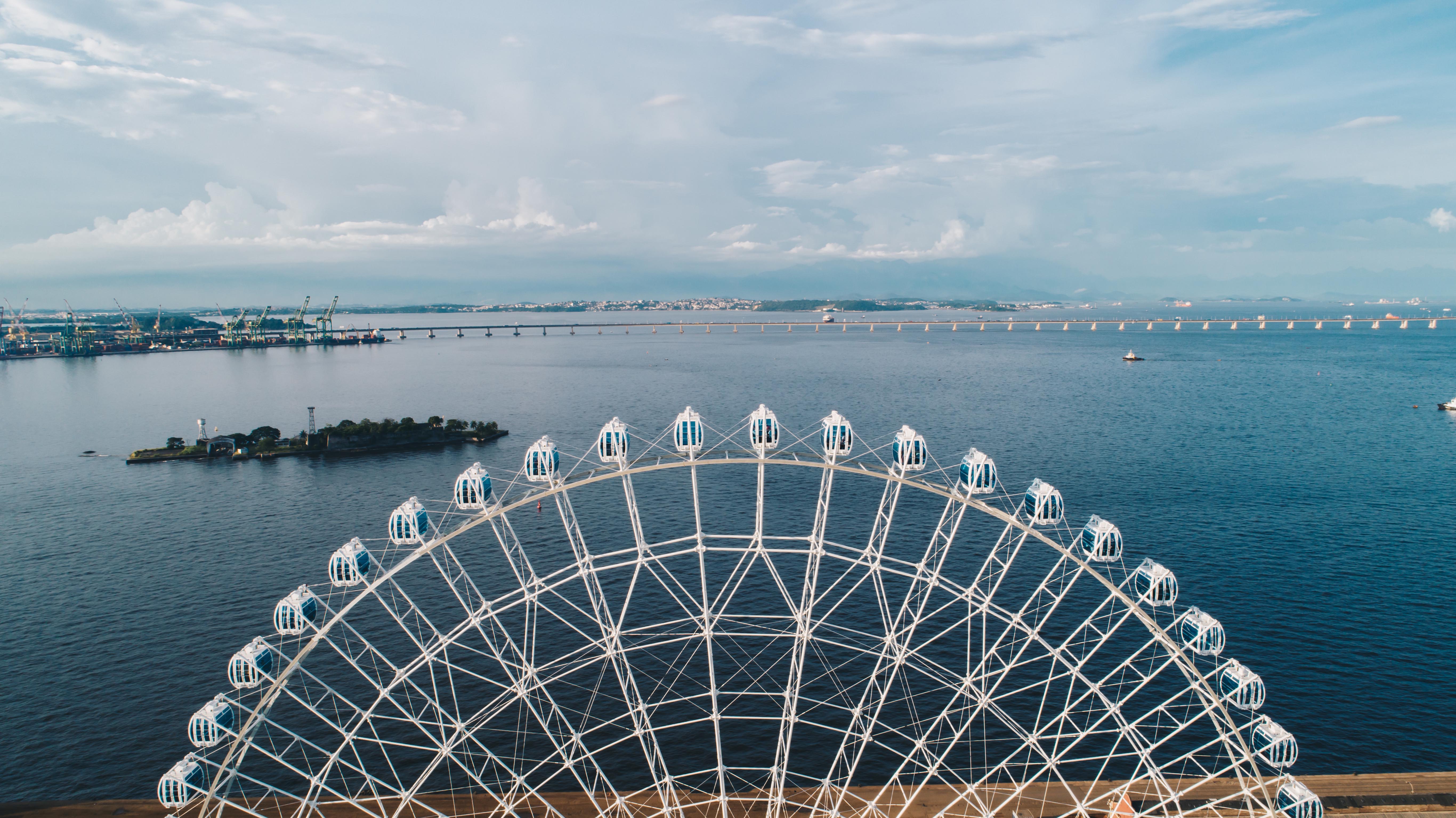 Parte de cima da roda gigante com a ba&iacute;a de guanabara ao fundo