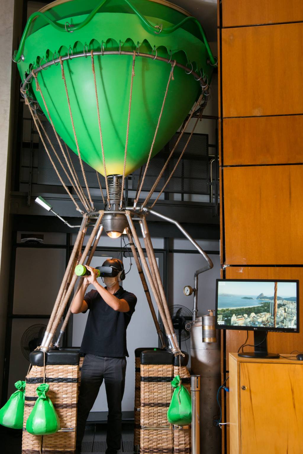 experiência virtual oi futuro Homem munido de fones de ouvido e óculos de realidade virtual em balão cenográfico no Oi Futuro