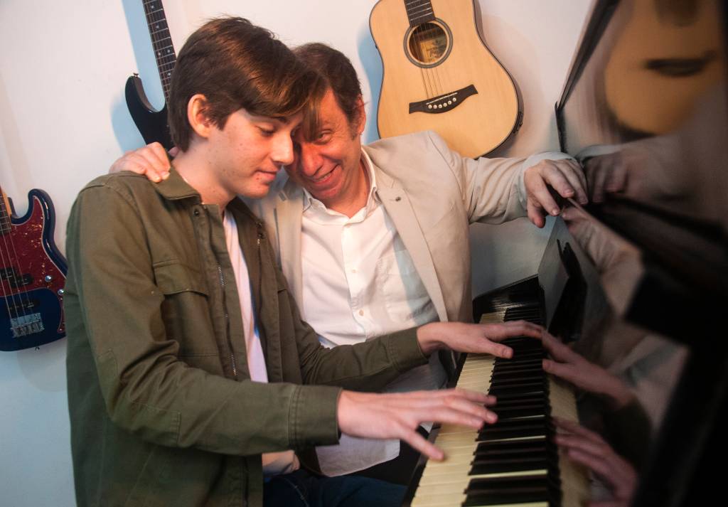 Bruce Gomlevksy divide o palco com o filho em tributo a John Lennon