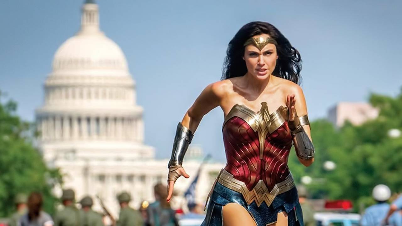 Mulher Maravilha (Gal Gadot) corre em frente à Casa Branca, em Washington