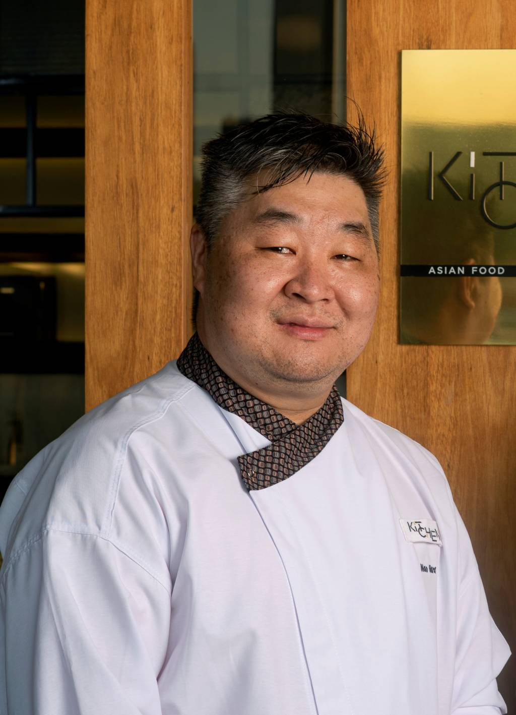 Chef Nao Hara ensina seu tartare de atum com massagô e chips de gengibre