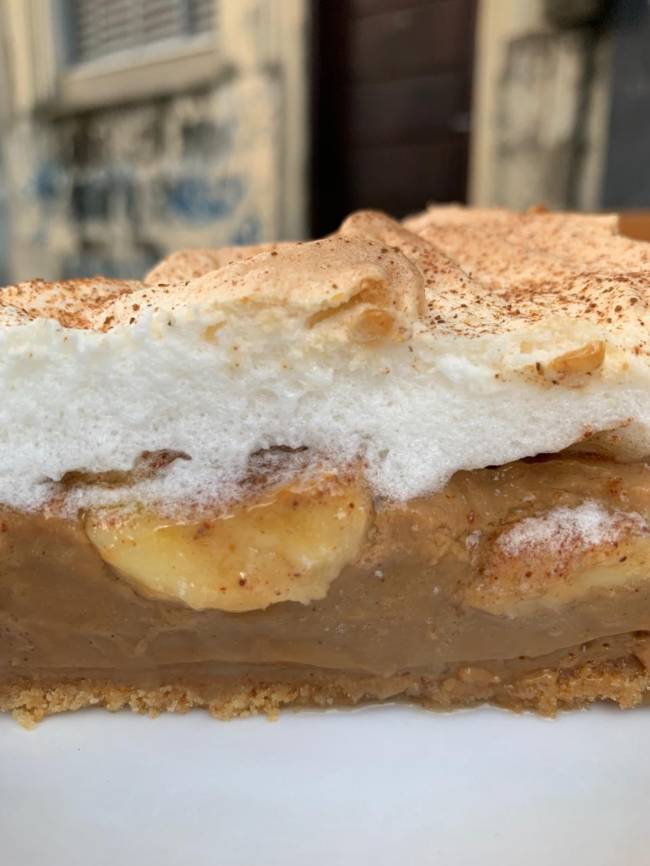 torta de banana em fatia com chantili