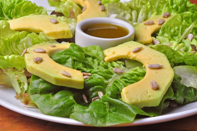 Foto Urukum Lagoa_Salada de de Abacate com Sementes de Girassol 03_Crédito Rio Art Com salada de abacate com sementes de girassol
