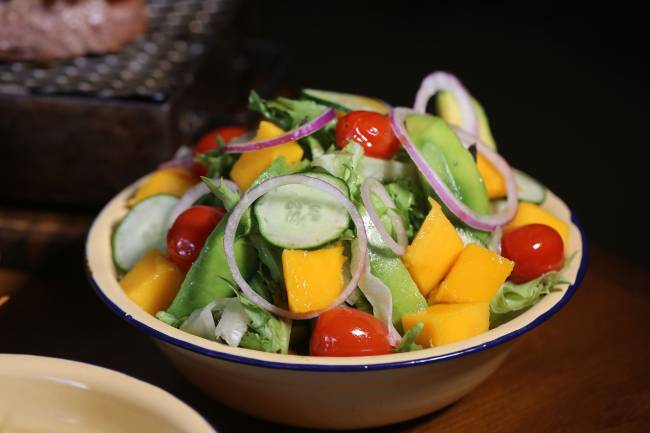 salada com avocado e manga