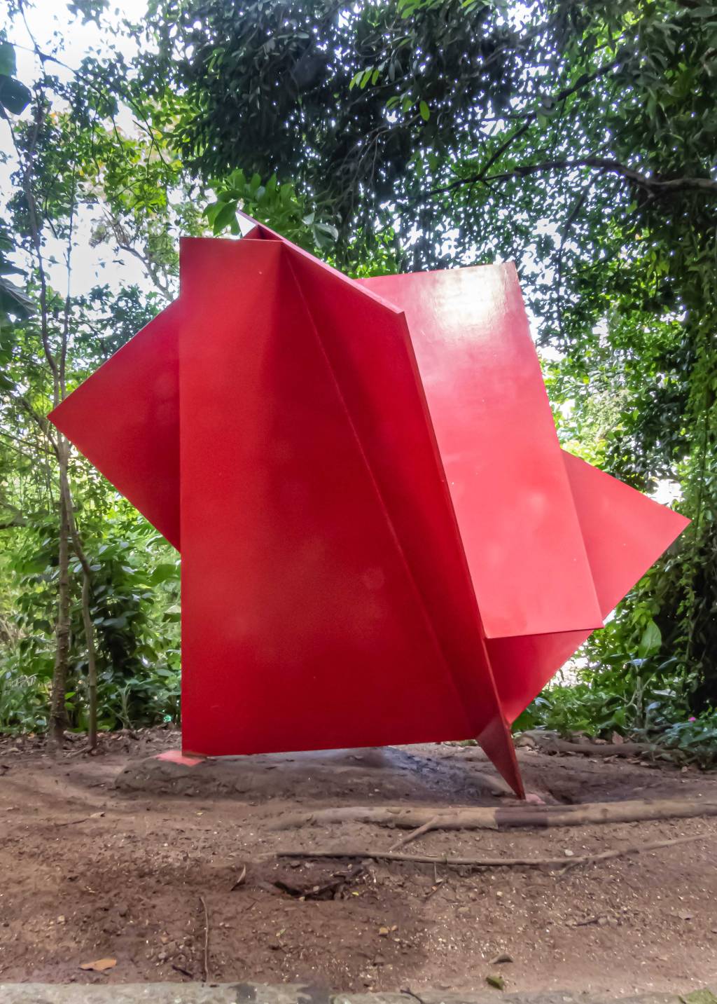 Parque da Catacumba, escultura Estrutura em diagonal ou Flor de Cactos, de Franz Weissmann (2) Escultura em formato gigante, com placas vermelhas, num fundo com muitas árvores