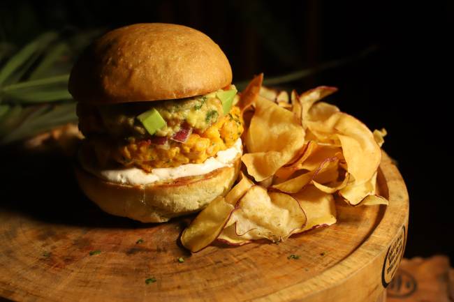 capim santo_hamburger de camarao_credito Giovana Pinheiral hambúrguer de camarão com guacamole