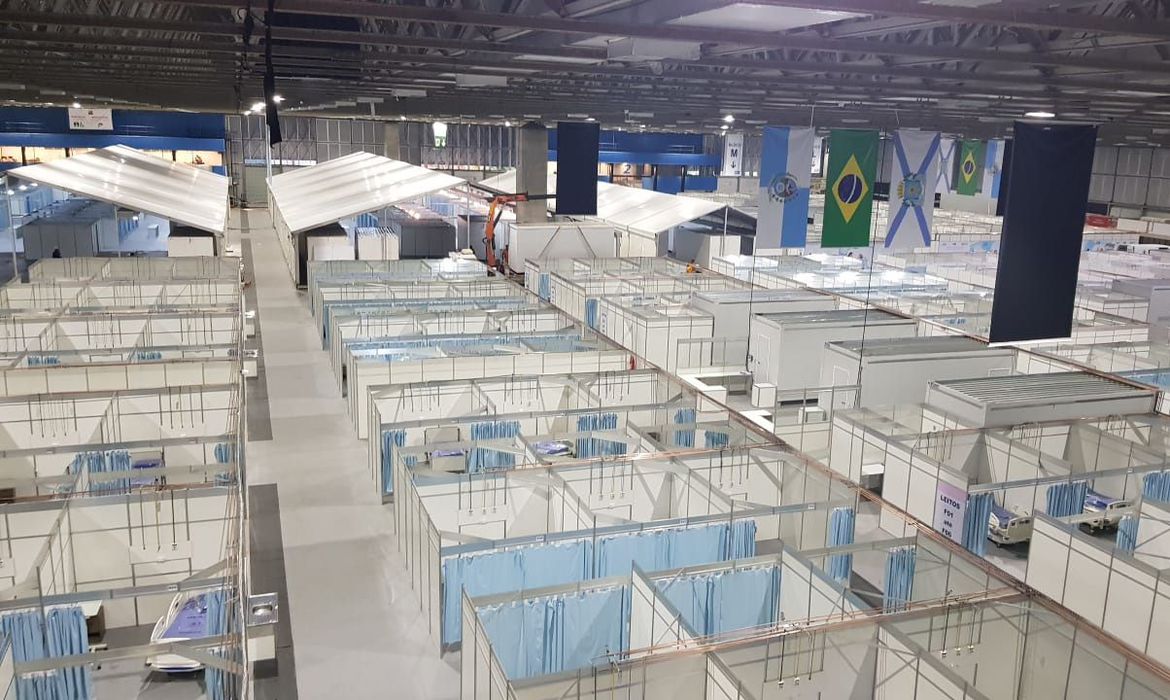 A imagem mostra leitos num hospital de campanha