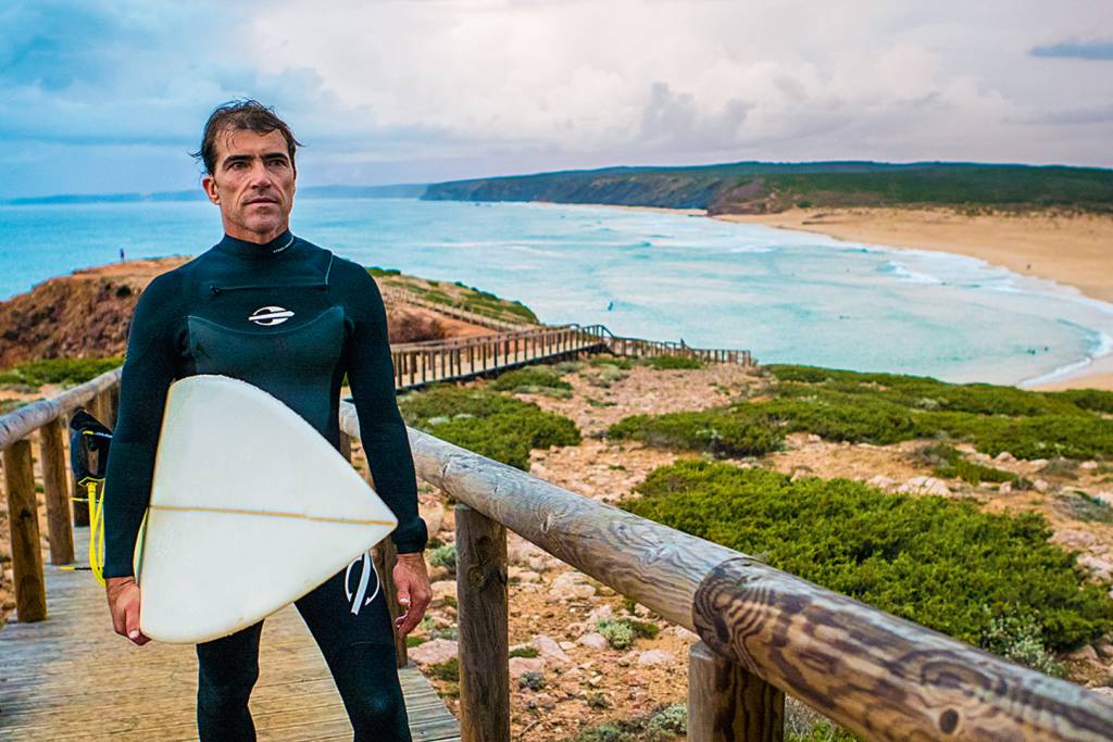 Campeão de surfe Carlos Burle atrai ira de instrutores na Praia da Barra