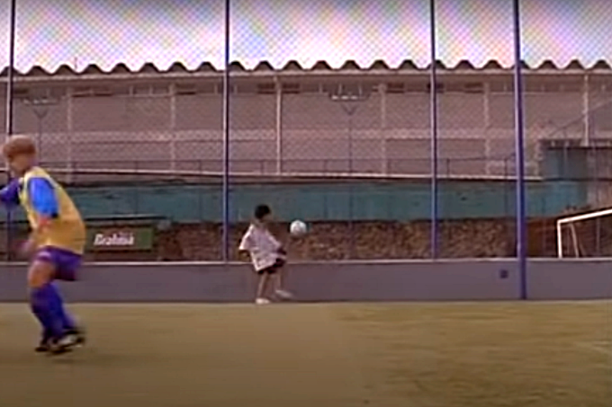 Menino controla a bola em escolinha