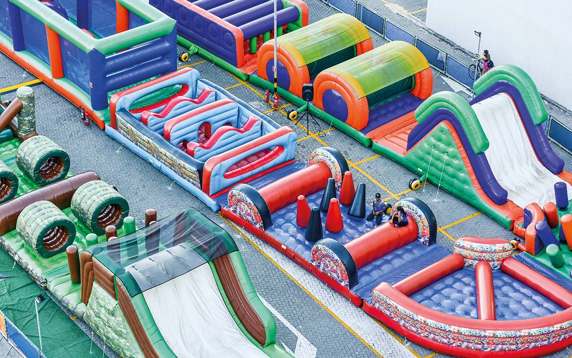 Parque inflável multicolorido