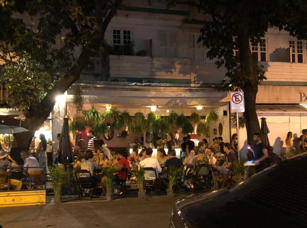 Lotação máxima: no Leblon não há mais pandemia?