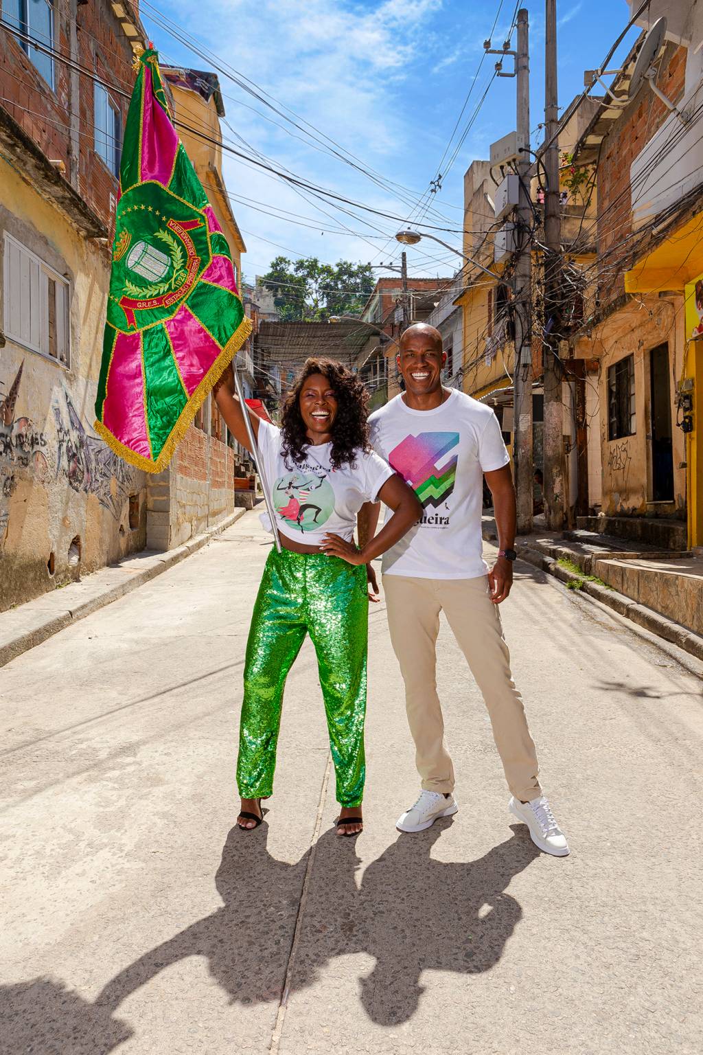 Grife carioca cria linha de roupas da Mangueira para ajudar agremiação