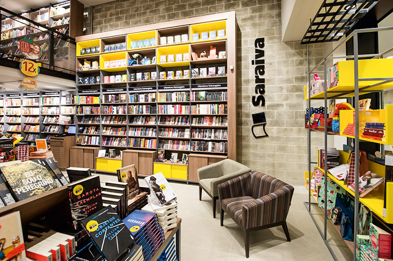 Livraria Saraiva Livraria Saraiva com prateleiras apinhadas de livros e poltronas confortaveis