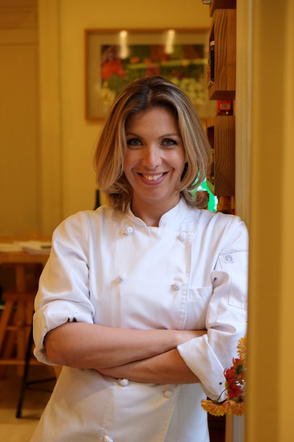 Tekuna Gachechiladze_Divulgação A imagem mostra uma chef de cozinha de braços cruzados