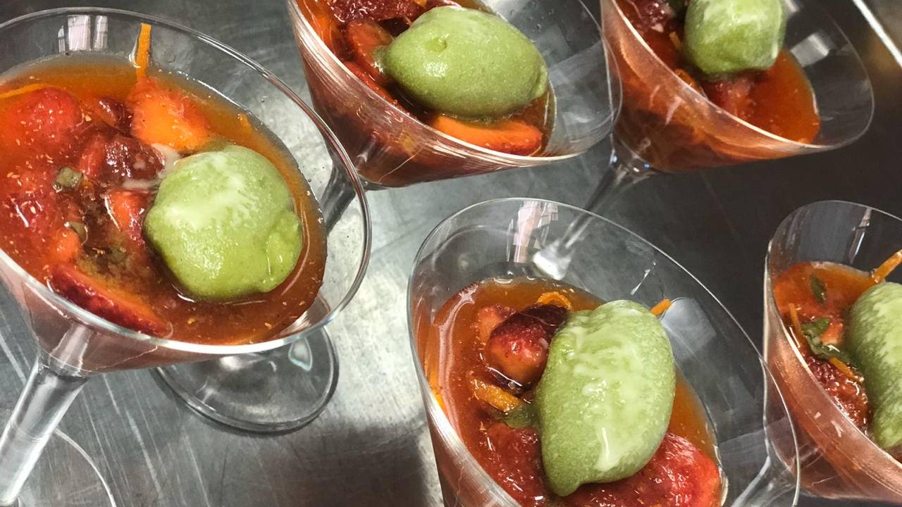 A imagem mostra sopa de morango