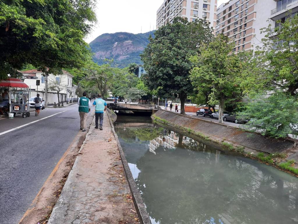 Cedae é multada em R$ 1 milhão por despejo de esgoto na Lagoa