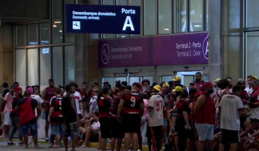 Bola pra frente, como lembrou Drummond