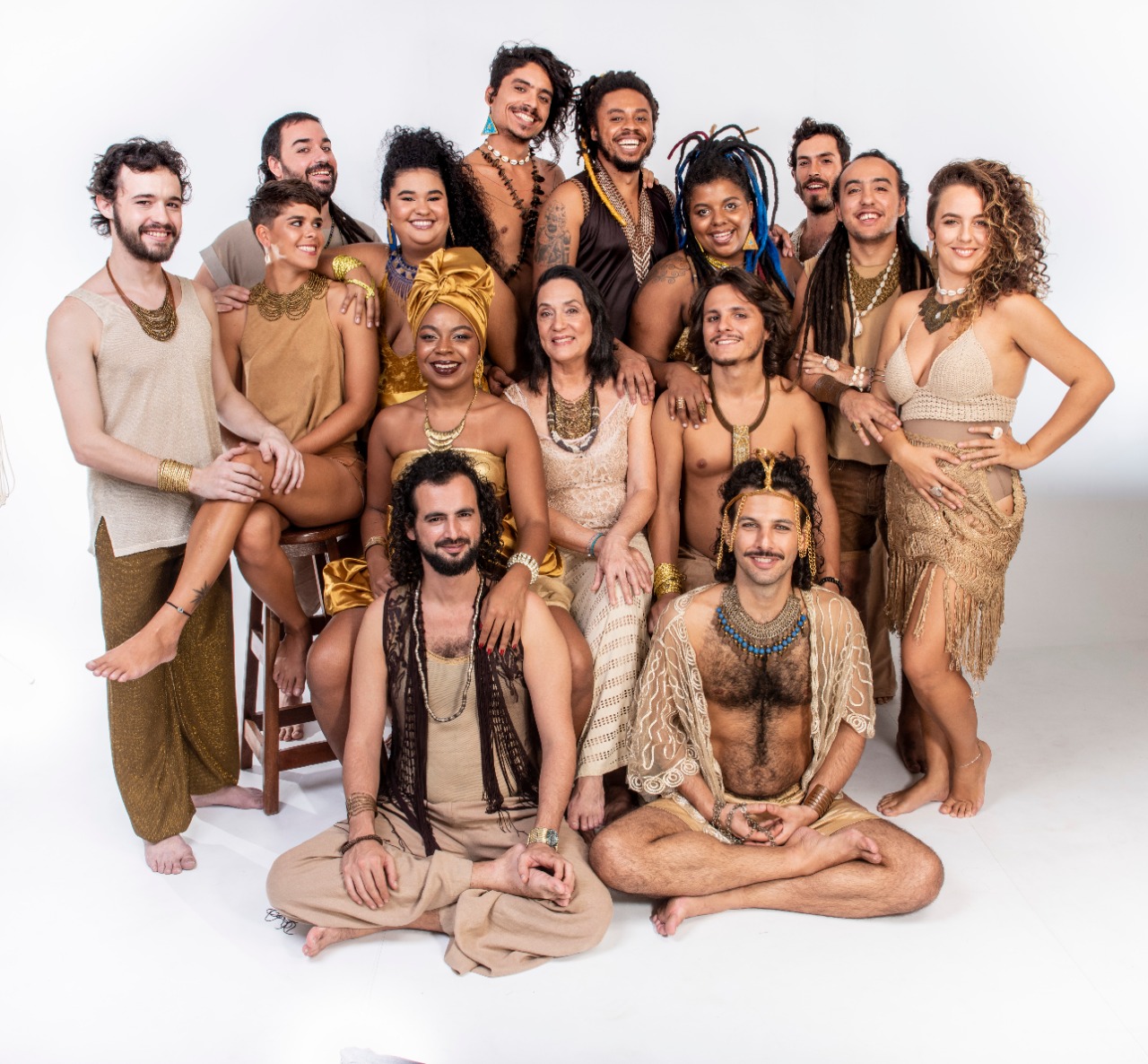 Integrantes do bloco Agyto&ecirc; posam para foto com roupas em tons de dourado