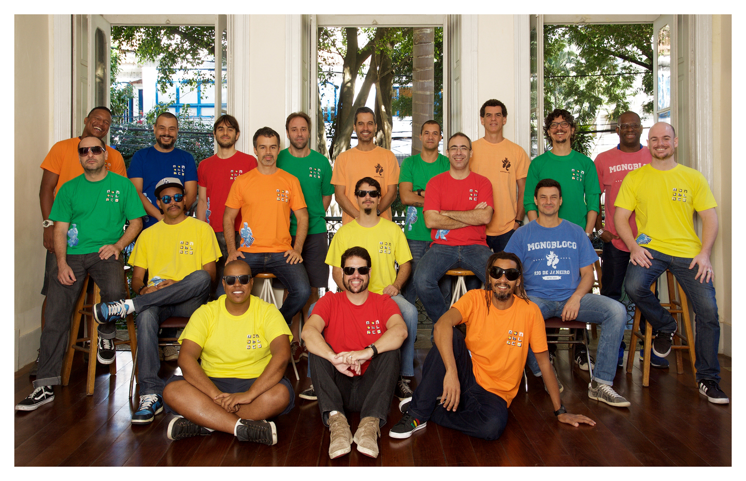 Integrantes do monobloco posam com seus instrumentos