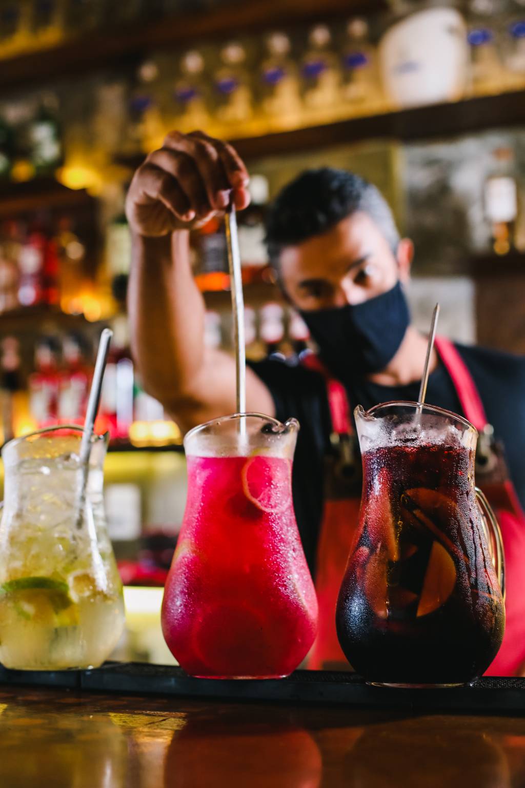 Bar em casa: aprenda a preparar a famosa sangria do Venga!