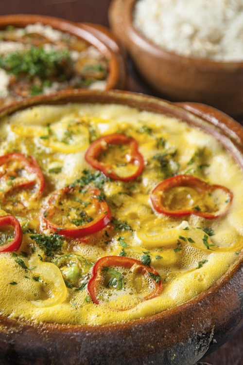 Foto-Voulez-Vous_Moqueca-de-bacalhau-com-farofa-de-banana-da-terra-e-arroz-branco-03_Crédito-Divulgação-Voulez-Vous.jpg Voulez-Vous