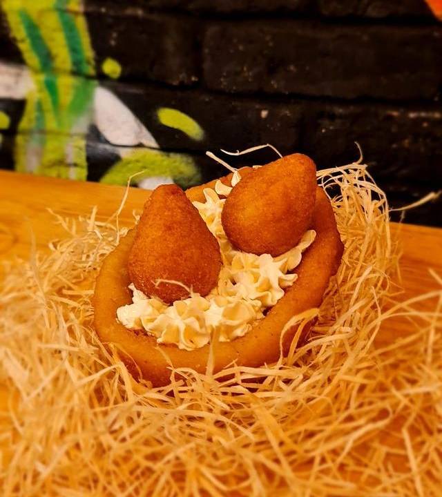 Ovo de Páscoa de coxinha: frango e cream cheese