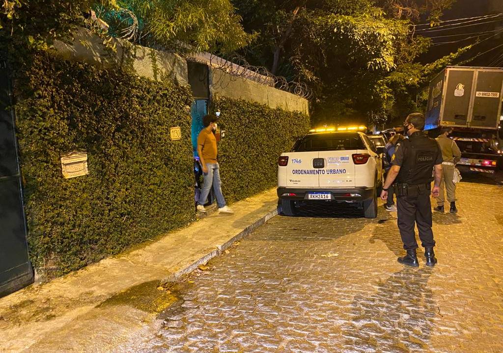 Agente de segurança fiscaliza estabelecimento