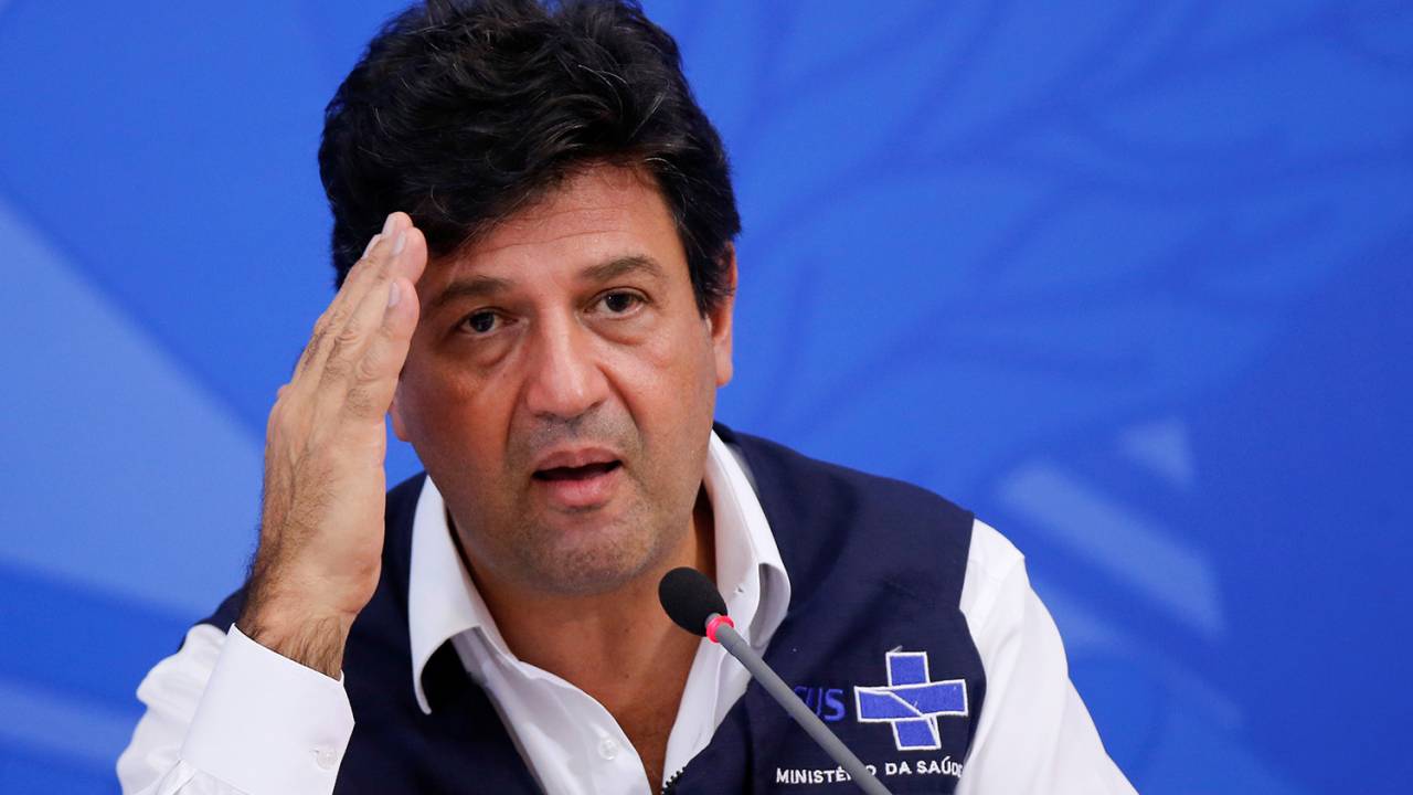 A imagem mostra o ex-ministro da Saúde Luiz Henrique Mandetta à epoca em que chefiava a pasta, vestido com um colate do SUS