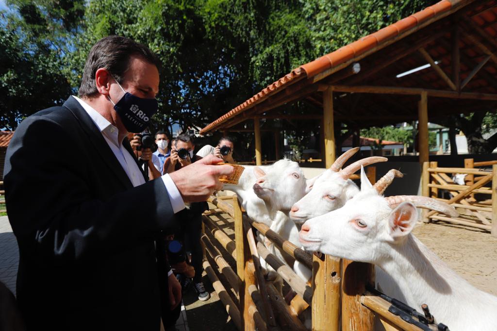 A imagem mostra o prefeito Eduardo Paes no bioparque do Rio