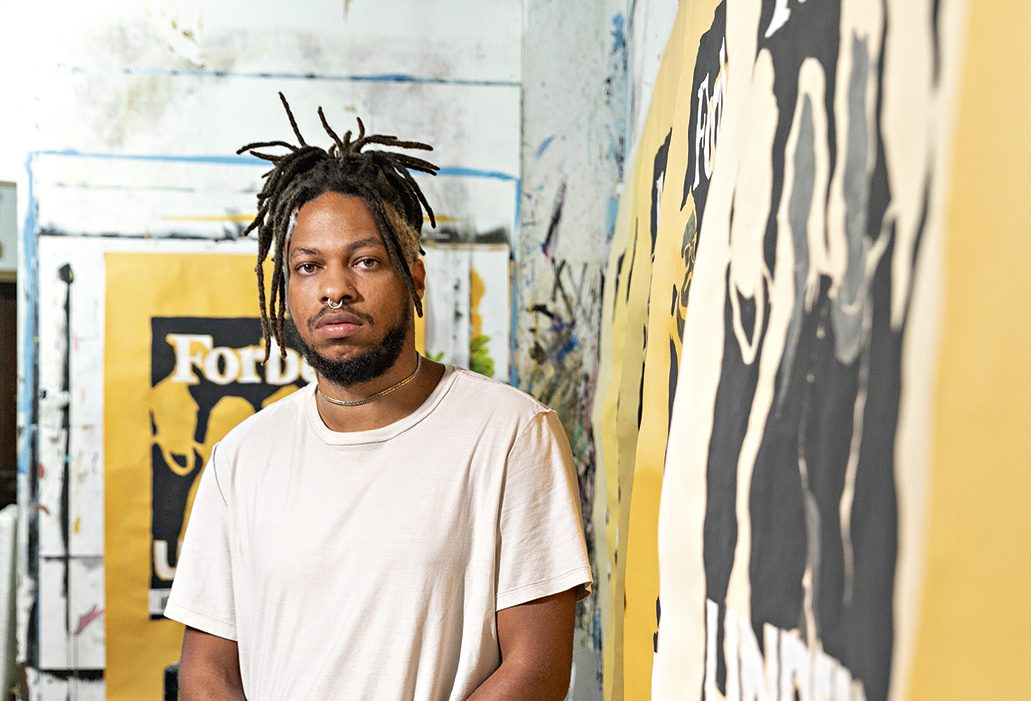 O artista em seu ateliê, na Rocinha: um caldeirão de referências nas telas -