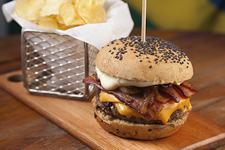 Pub Macaco Caolho muda-se de Copacabana para o Humaitá