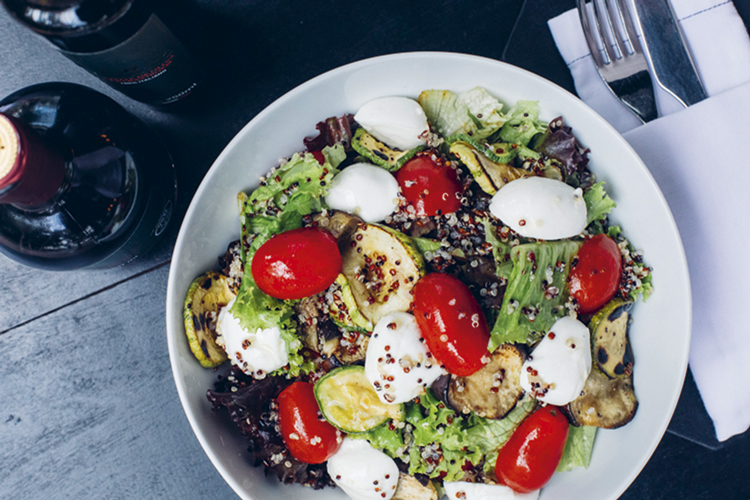 Gero-Panini_salada-de-quinoa-comm-folhas-verdes.-foto-Bruno-Geraldijpg.jpg Gero Panini: a nova casa do Grupo Fasano entrega deliciosas saladas, além de sanduíches e massas