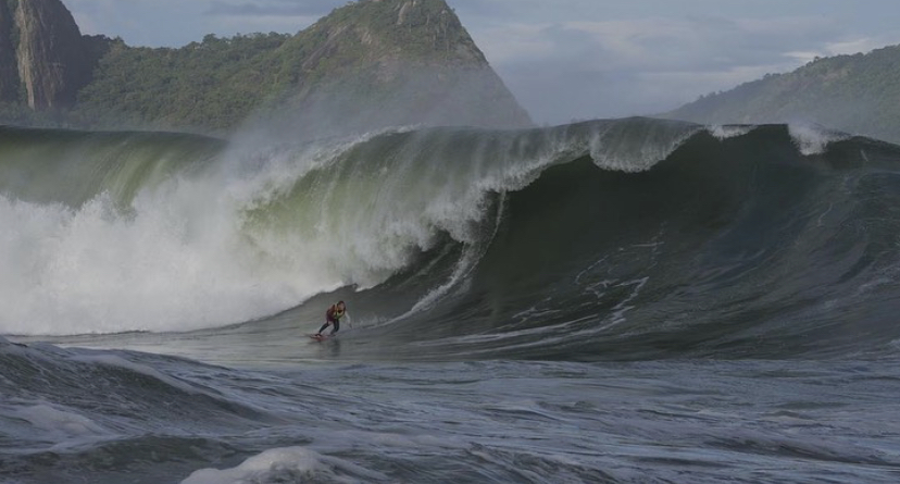 Baía de Guanabara vira Havaí e surfistas pegam as maiores ondas do Brasil
