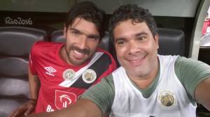 Loco Abreu ao lado de Marcos Eduardo Neves